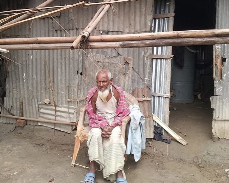 মাত্র ১ হাজার টাকার জন্য অসহায় বৃদ্ধের ঘরের টিন খুলে নিল যুবক, বিচারের দাবিতে দ্বারে দ্বারে পরিবার