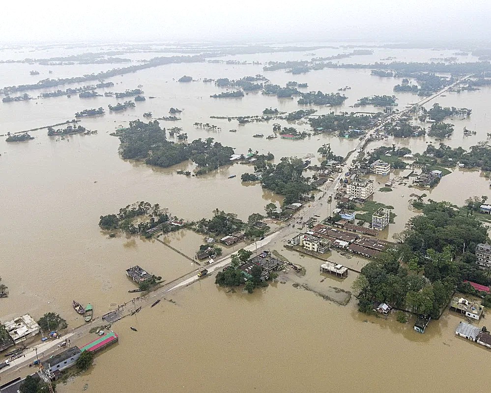 আগামী ৩ দিন ভারি থেকে অতি ভারি বৃষ্টির পূর্বাভাস, ৫ জেলার নিম্নাঞ্চল প্লাবনের শঙ্কা