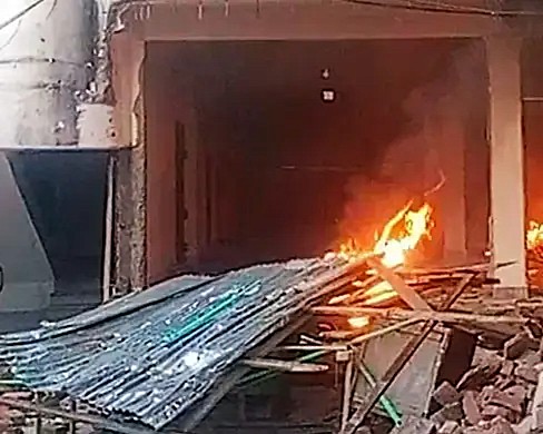 লক্ষ্মীপুরে সাবেক এমপি নয়নের বাড়িতে চতুর্থবারের মতো আগুন