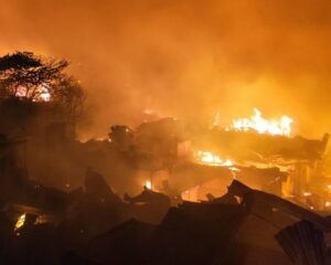 বনানীর কড়াইল বস্তিতে ভয়াবহ অগ্নিকাণ্ড: ফায়ার সার্ভিসের ২৬ ইউনিট লড়ছে আগুনের সঙ্গে