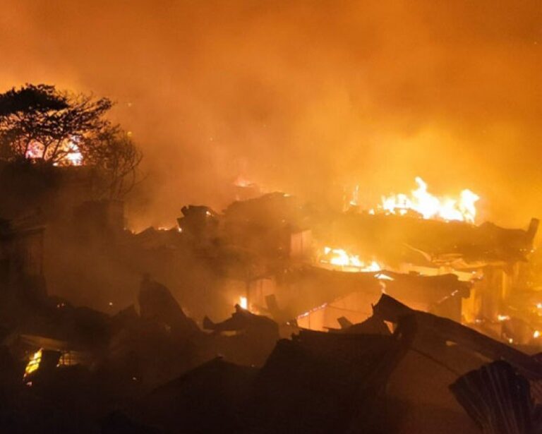 বনানীর কড়াইল বস্তিতে ভয়াবহ অগ্নিকাণ্ড: ফায়ার সার্ভিসের ২৬ ইউনিট লড়ছে আগুনের সঙ্গে