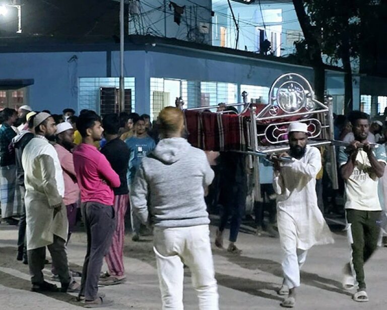 ব্রাহ্মণবাড়িয়ায় ছাত্রদলের সাবেক নেতা সাদ্দাম হত্যার প্রতিবাদে লাশ নিয়ে মিছিল, থানায় ৩ ঘণ্টা অবস্থান