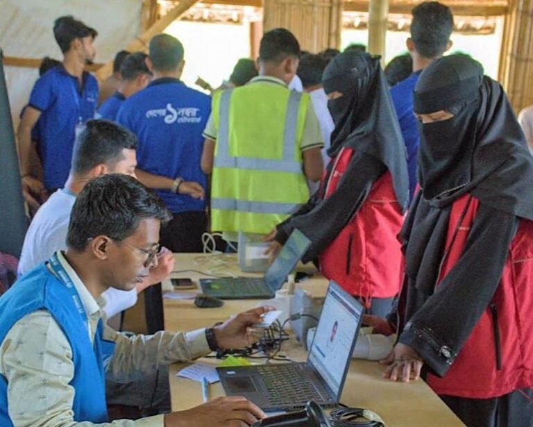 রোহিঙ্গাদের জন্য বৈধ সিম বিতরণ শুরু: উখিয়া ক্যাম্পে প্রথম ধাপে ১০ হাজার কার্ড