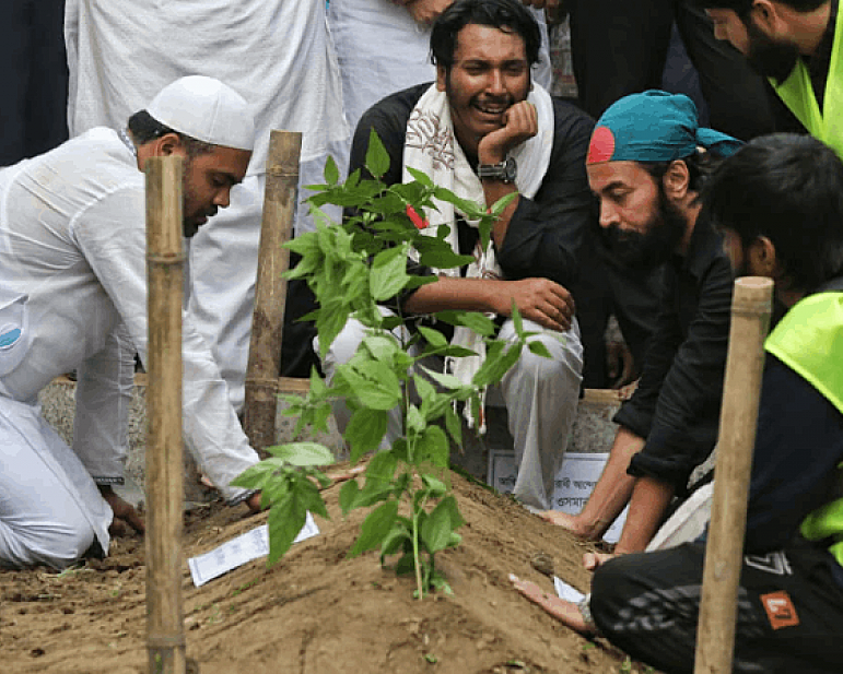 বিদ্রোহী কবির পাশে চিরনিদ্রায় শরিফ ওসমান হাদি: লাখো মানুষের অশ্রুসিক্ত বিদায়