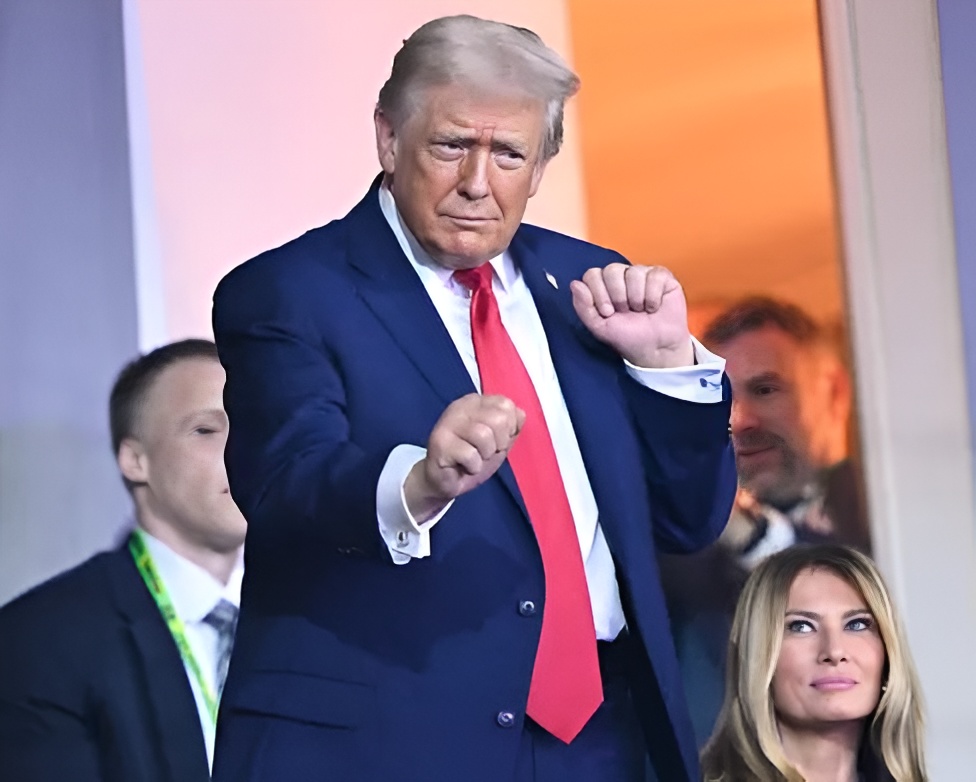 ফুটবল রাজনীতি বনাম শান্তির পুরস্কার: ট্রাম্পকে ফিফা’র প্রথম ‘শান্তি পুরস্কার’ প্রদান, বিশ্বজুড়ে সমালোচনা