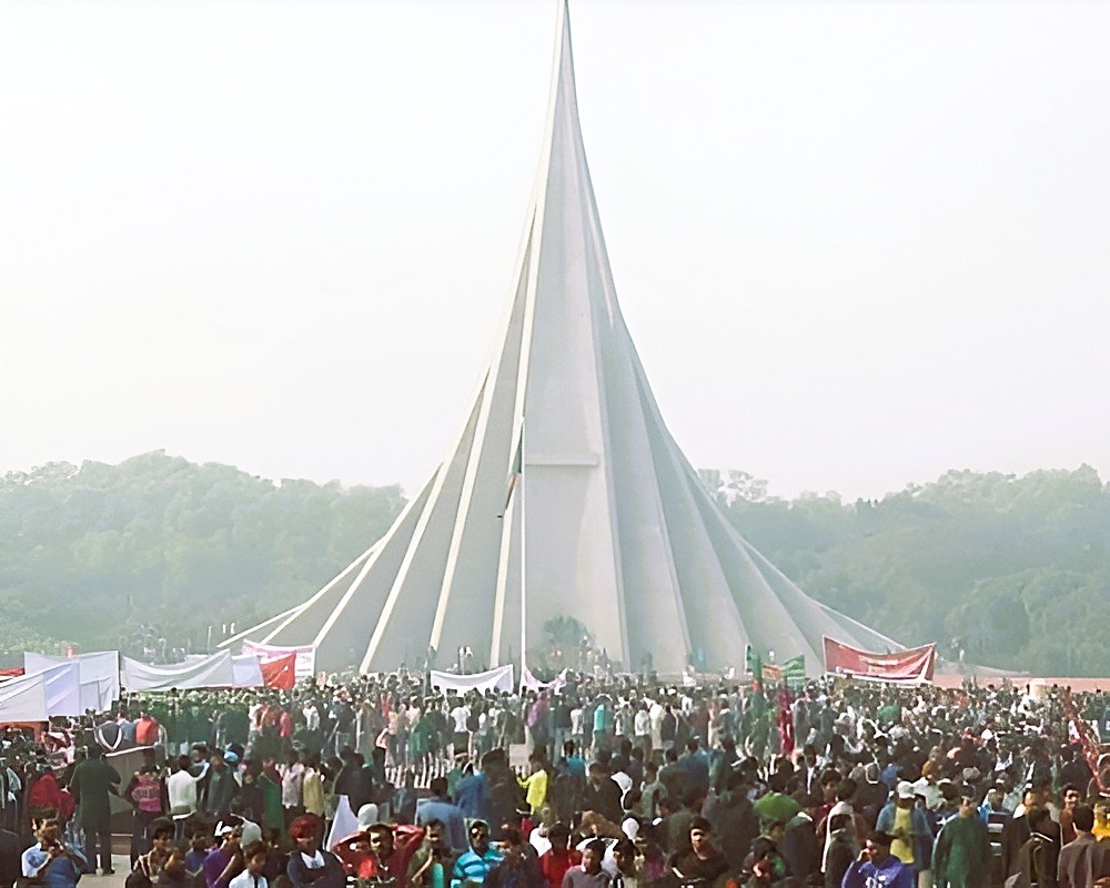 মহান বিজয় দিবসে সাভারে জাতীয় স্মৃতিসৌধে জনতার ঢল: রাষ্ট্রীয় আনুষ্ঠানিকতা শেষে সর্বস্তরের শ্রদ্ধা
