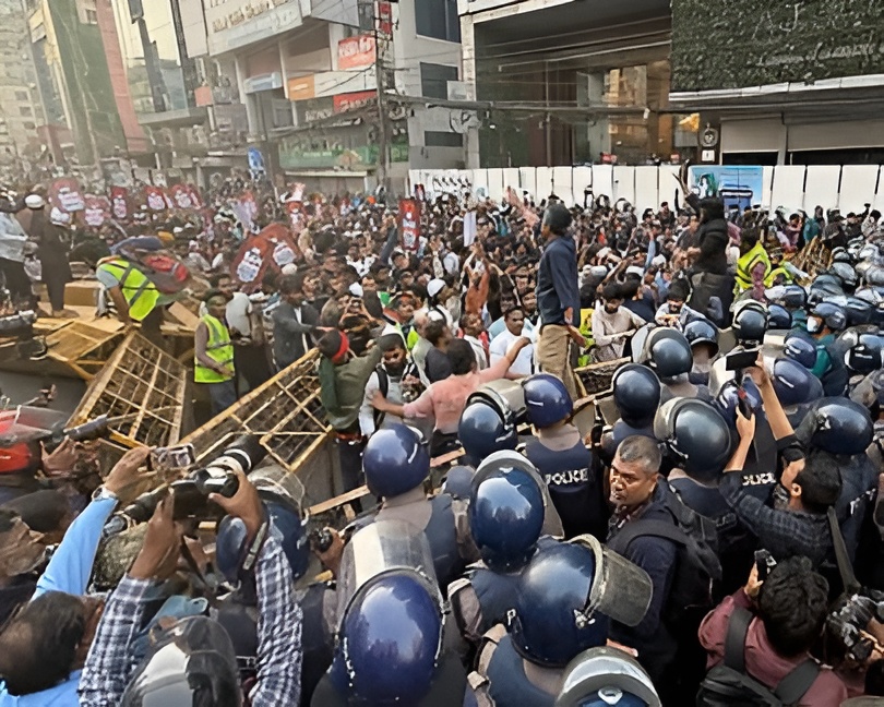 জুলাই ঐক্যের হুঁশিয়ারি: শেখ হাসিনাকে ফেরত না দিলে ভারতীয় হাইকমিশনে ঢুকে পড়ব