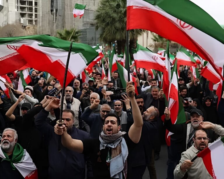 ইরানে ‘শাসন ব্যবস্থা পরিবর্তনের’ লক্ষ্যে ট্রাম্পের আহ্বান প্রত্যাখ্যাত করে রাজপথে খামেনি সমর্থকরা