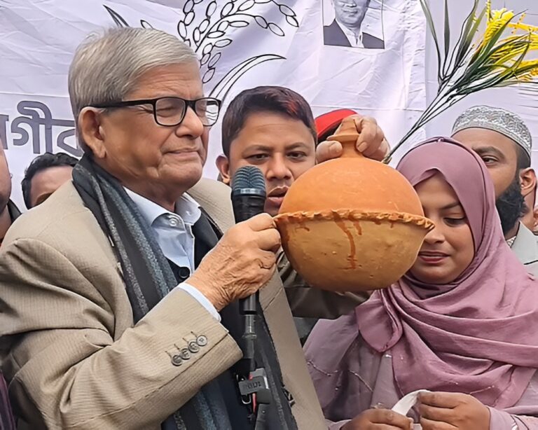 জনতার ভালোবাসায় সিক্ত মির্জা ফখরুল: ঠাকুরগাঁওয়ে ডিম ও মাটির ব্যাংক উপহার পেয়ে কাঁদলেন মির্জা ফখরুল