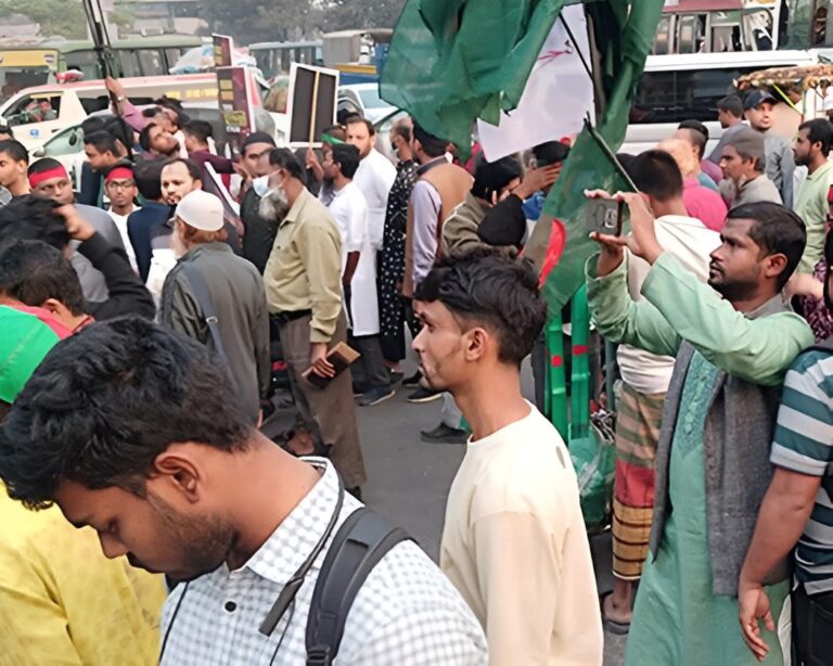 জনভোগান্তি এড়াতে শাহবাগ মোড় ছাড়ল ‘জুলাই ঐক্য’: রাজধানীতে যান চলাচল স্বাভাবিক