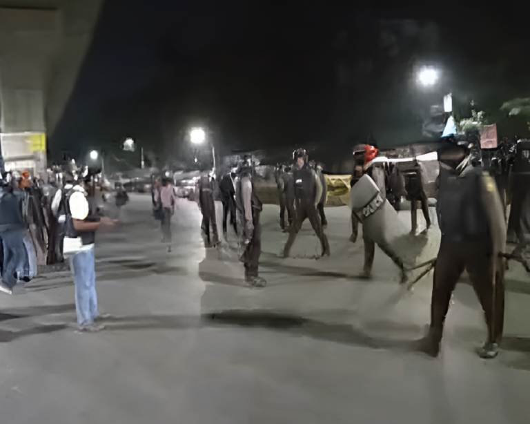 রণক্ষেত্র শাহবাগ: পুলিশ-ইনকিলাব মঞ্চ দ্বিতীয় দফায় ব্যাপক সংঘর্ষ, রাতে মোড়ের নিয়ন্ত্রণ নিল আন্দোলনকারীরা