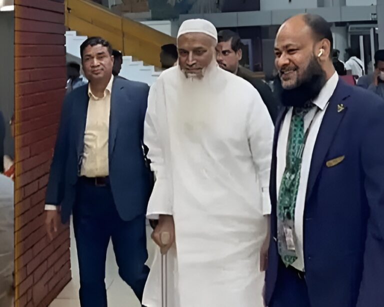 বিমানবন্দরে ওমরাহ যাত্রীদের সাথে ধর্মমন্ত্রী: মধ্যপ্রাচ্য পরিস্থিতি পর্যবেক্ষণ করছে সরকার