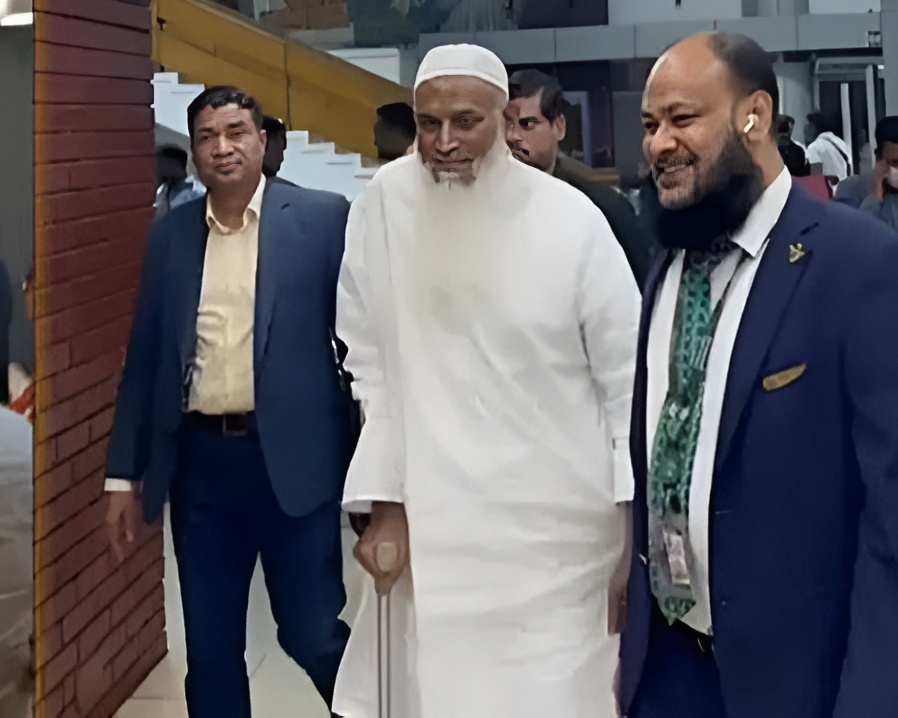 বিমানবন্দরে ওমরাহ যাত্রীদের সাথে ধর্মমন্ত্রী: মধ্যপ্রাচ্য পরিস্থিতি পর্যবেক্ষণ করছে সরকার