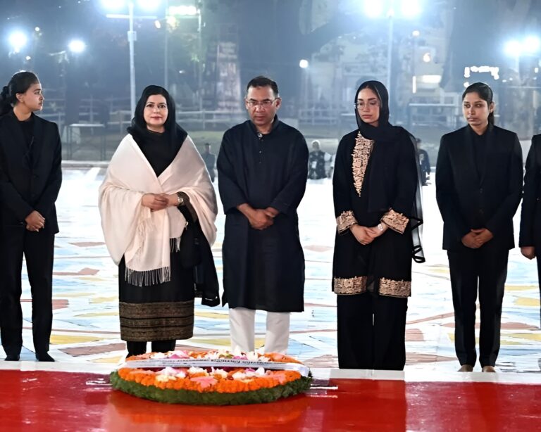 শহীদ মিনারে প্রথম প্রহরে রাষ্ট্রপতি ও প্রধানমন্ত্রীর শ্রদ্ধা: একুশের চেতনায় সিক্ত জাতি