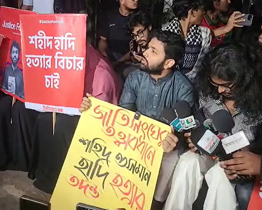 হাদি হত্যার বিচার: জাতিসংঘের তত্ত্বাবধানে তদন্ত চেয়ে যমুনার সামনে হাদির স্ত্রীর অবস্থান