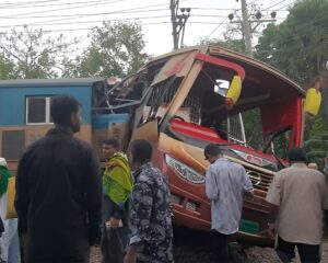 ঈদ পরবর্তী ২৪ ঘণ্টায় সড়কে ঝরলো ২৭ প্রাণ: কুমিল্লায় ট্রেন-বাস সংঘর্ষে নিহত ১২