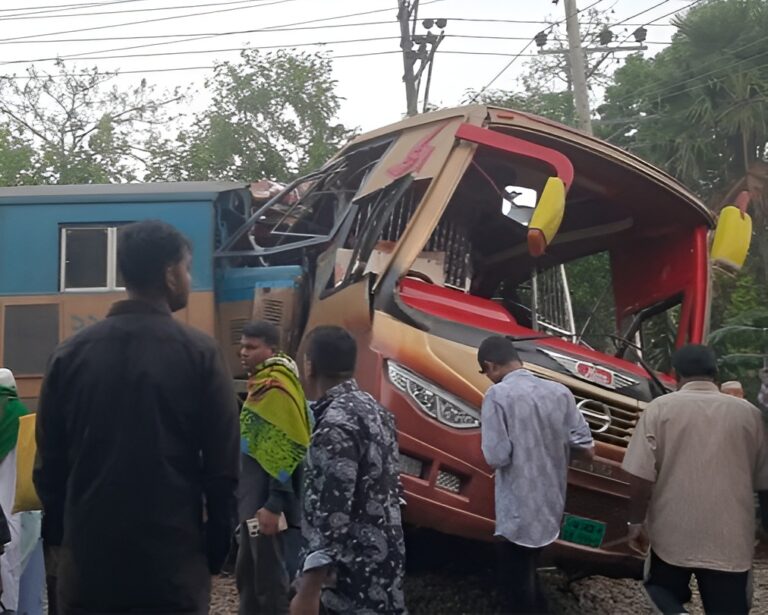 ঈদ পরবর্তী ২৪ ঘণ্টায় সড়কে ঝরলো ২৭ প্রাণ: কুমিল্লায় ট্রেন-বাস সংঘর্ষে নিহত ১২