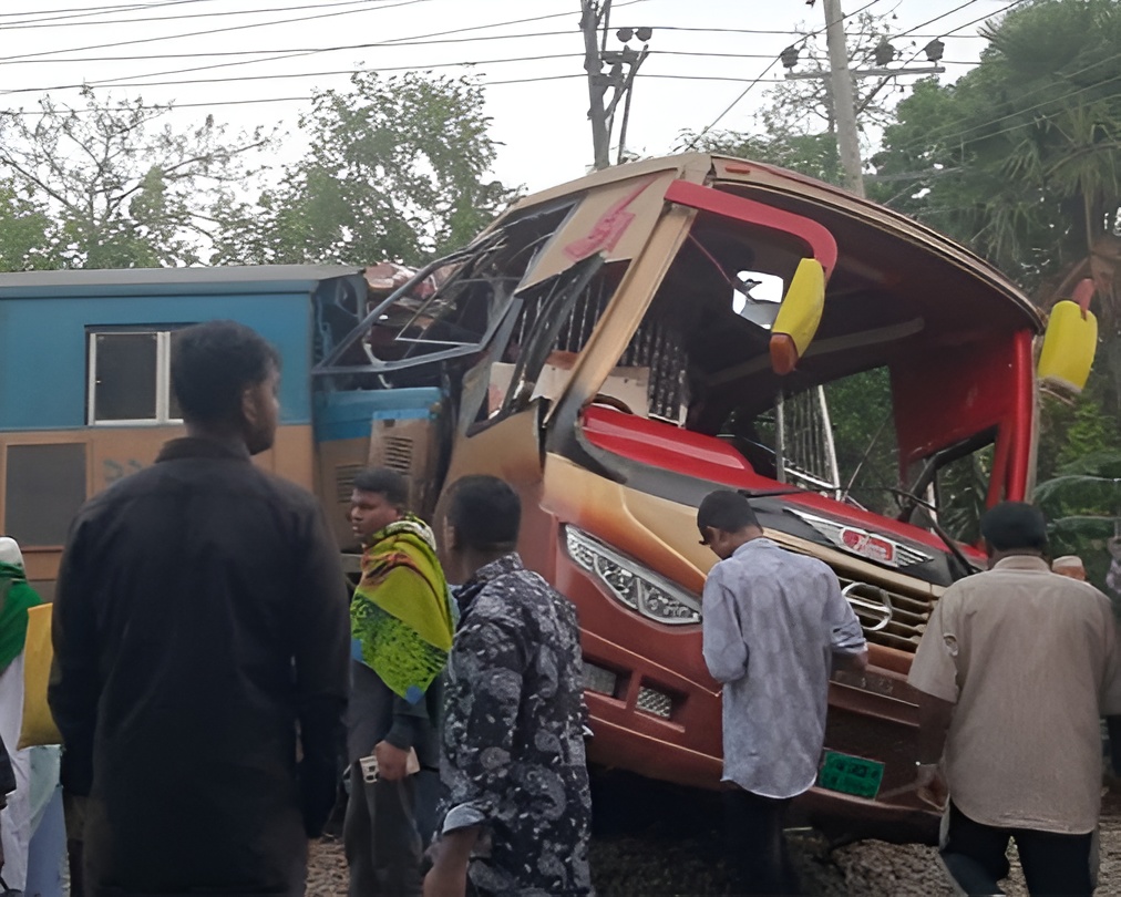 ঈদ পরবর্তী ২৪ ঘণ্টায় সড়কে ঝরলো ২৭ প্রাণ: কুমিল্লায় ট্রেন-বাস সংঘর্ষে নিহত ১২