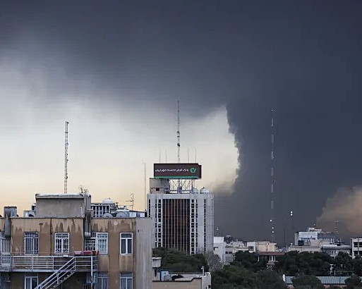 তেহরানের তেল ও পানি শোধনাগারে প্রথমবারের মতো ইসরাইল যুক্তরাষ্ট্রের হামলা