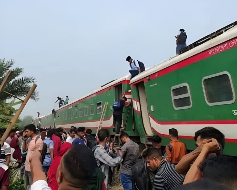 আদমদীঘিতে নীলসাগর এক্সপ্রেসের ৯ বগি লাইনচ্যুত; আহত ৬৬, উত্তরবঙ্গের সাথে রেল যোগাযোগ বন্ধ