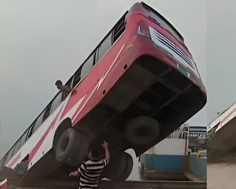 পদ্মার নীল জলে তলিয়ে গেলো ঈদের আনন্দ: দৌলতদিয়ায় পল্টুন থেকে বাস নদীতে পড়ে ২ নারীর মৃত্যু, ৪০ জন পানির নিচে