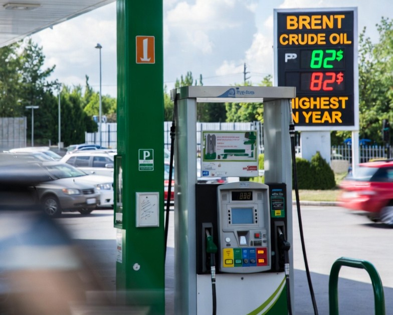 জ্বালানি বাজারে অস্থিরতা: ১ বছরের মধ্যে সর্বোচ্চ তেলের দাম, ব্রেন্ট ক্রুড ৮২ ডলার ছাড়ালো