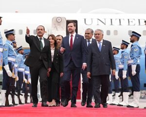 ইসলামাবাদে শাহবাজের সঙ্গে মার্কিন ও ইরানি প্রতিনিধিদের পৃথক বৈঠক; তবুও কাটেনি যুদ্ধের মেঘ