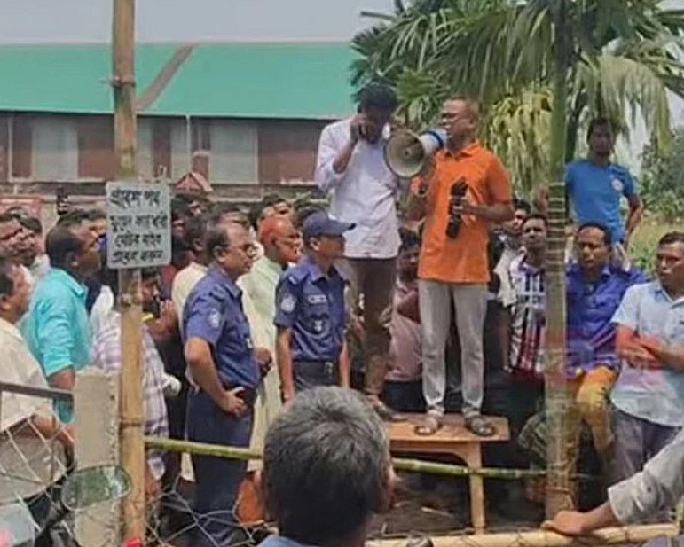 দেবীগঞ্জে ইউএনও’র ওপর হামলা, আনসার সদস্যের অস্ত্র ছিনতাইয়ের চেষ্টা; পাম্পে তেল বিক্রি বন্ধ