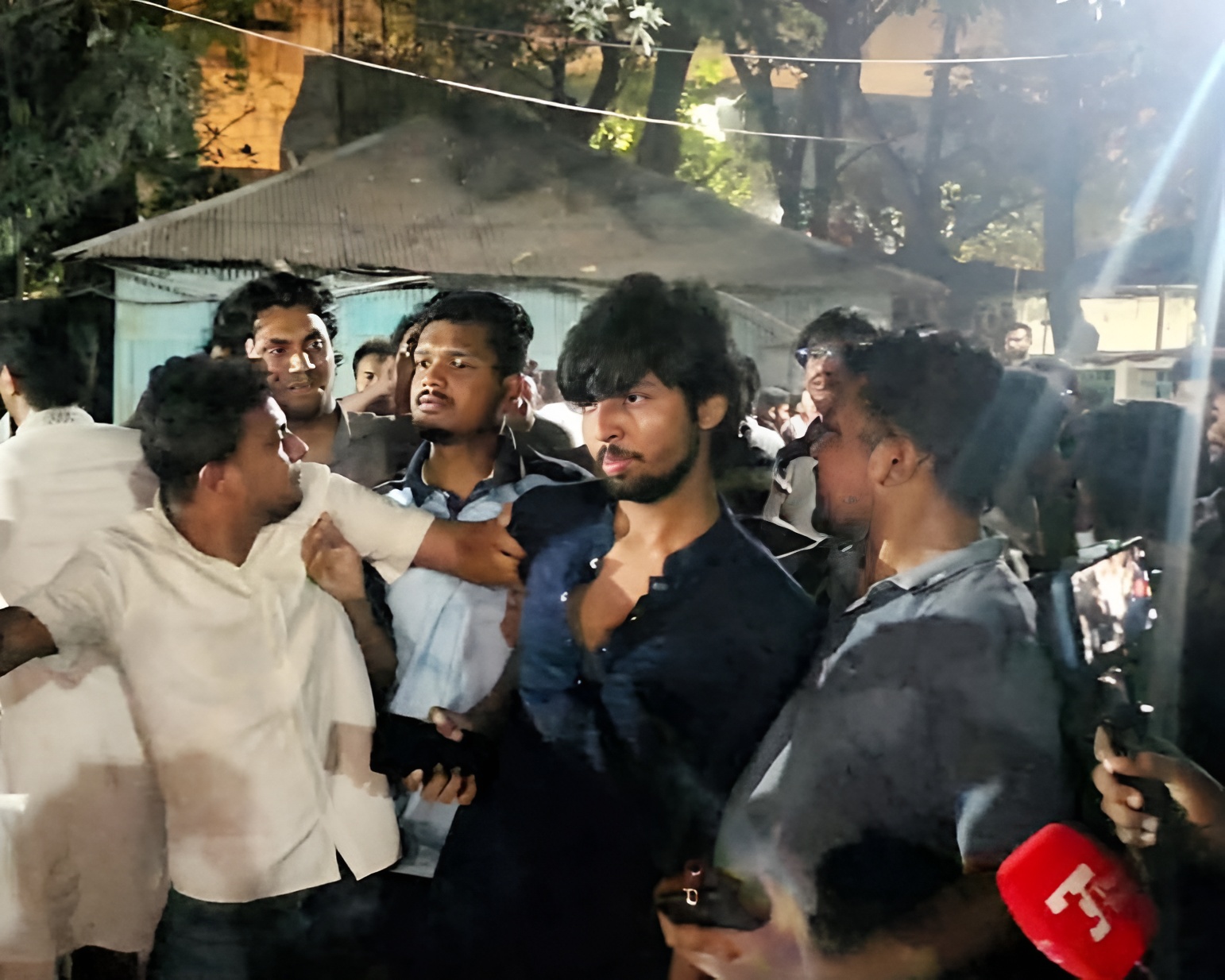 শাহবাগ থানায় ছাত্রদল-শিবির সংঘর্ষ; ডাকসু নেতা ও সাংবাদিকসহ আহত ৮