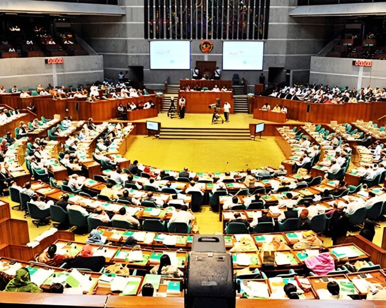 সংসদে হাসাহাসি ও বিতর্ক: স্বরাষ্ট্রমন্ত্রীর ‘দক্ষতা’ নিয়ে বিরোধীদলীয় নেতার কটাক্ষ