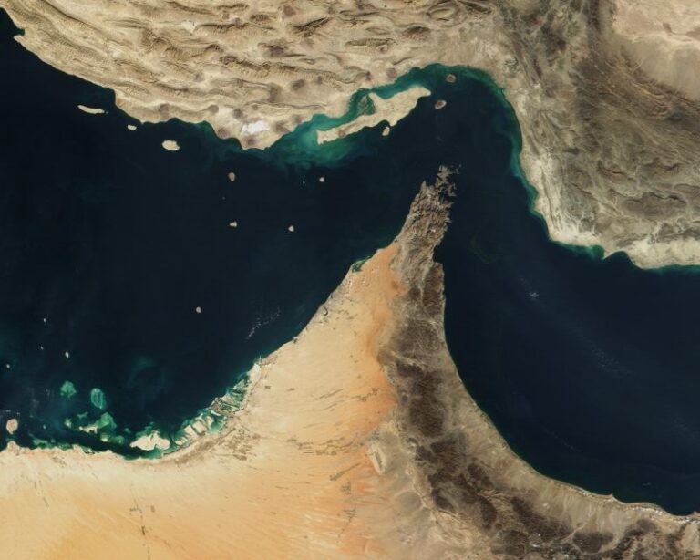 হরমুজ প্রণালি ১০ দিনের জন্য খুলে দেওয়ার ঘোষণা ইরানের; বিশ্ববাজারে তেলের দামে ১০ শতাংশ ধস