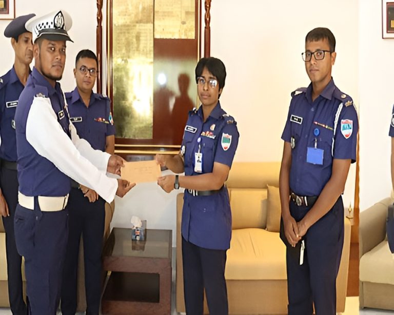 পুলিশের তৎপরতায় রক্ষা পেল এসএসসি পরীক্ষার্থীর স্বপ্ন: ১৫ মিনিটে উদ্ধার প্রবেশপত্র