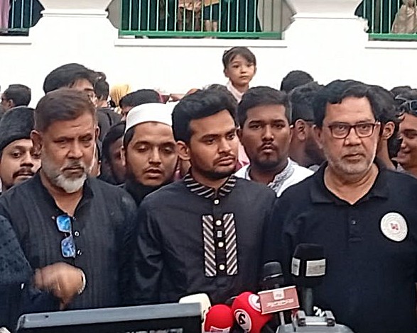 আওয়ামী লীগ এখন অপ্রাসঙ্গিক, তারা বিচ্ছিন্নভাবে সন্ত্রাসী কর্মকাণ্ড করছে: হুসাইনি দালানে আসিফ মাহমুদ