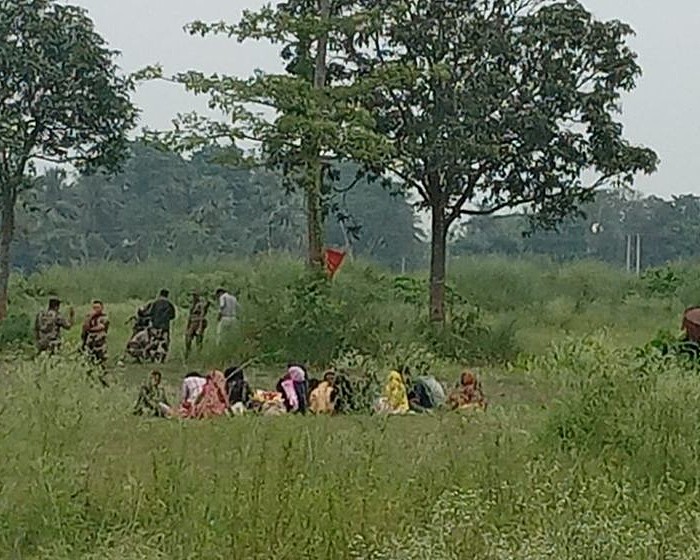 চাঁপাইনবাবগঞ্জের চৌকা সীমান্তে ২০ জনকে পুশইনের চেষ্টা প্রতিহত করলো বিজিবি ও স্থানীয় জনতা: সীমান্তে থমথমে পরিস্থিতি