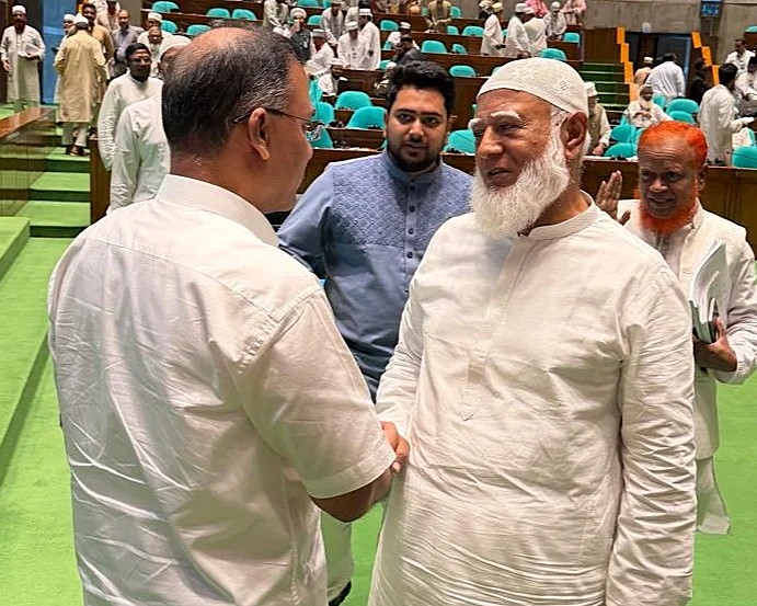 বাজেট অধিবেশন শেষে প্রধানমন্ত্রী তারেক রহমান ও বিরোধীদলীয় নেতা ডা. শফিকুর রহমানের কুশল বিনিময়