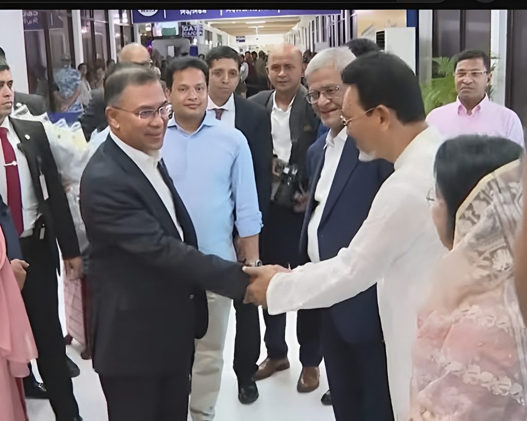 মালয়েশিয়া ও চীনের ঐতিহাসিক সফর শেষে দেশে ফিরলেন প্রধানমন্ত্রী তারেক রহমান, ছিল না কোনো শোডাউন
