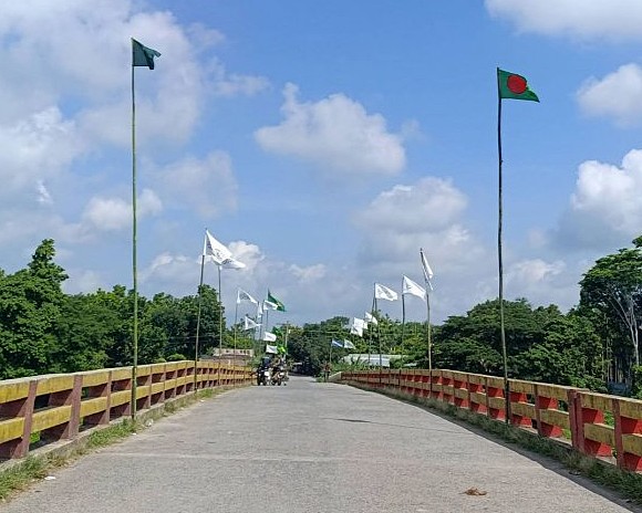 রাজধানীসহ দেশের বিভিন্ন স্থানে আরবি লেখা সাদা-কালো পতাকা নিয়ে তোলপাড়: তদন্তে আইন-শৃঙ্খলা বাহিনী
