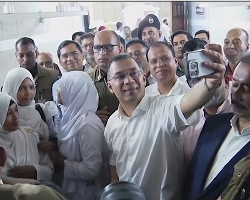 সংসদে শিক্ষার্থীদের সাথে প্রধানমন্ত্রী তারেক রহমানের মধ্যাহ্নভোজ: ‘বাংলাদেশ ফার্স্ট’ স্লোগানে সুনাগরিক হওয়ার আহ্বান