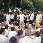 দিল্লিতে প্রধানমন্ত্রীর বাসভবনের সামনে ধরনায় রাহুল-প্রিয়াঙ্কা: অখিলেশ যাদবসহ আটক বিরোধীদের শীর্ষ নেতারা