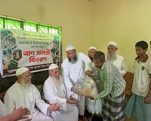বাঁশখালীর বানভাসিদের পাশে হেফাজতে ইসলাম: ফটিকছড়ির বৈঠকের পরদিনই মাঠে আমির বাবুনগরী