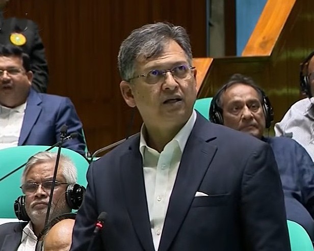 “শেখ হাসিনা দেশে ফিরলে আত্মসমর্পণের সুযোগ নেই, বিমানবন্দর থেকেই গ্রেপ্তার করে রায় কার্যকর করা হবে”: স্বরাষ্ট্রমন্ত্রী
