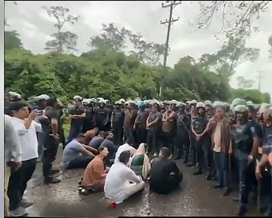হবিগঞ্জে এনসিপির পদযাত্রায় দফায় দফায় বাধা: মহাসড়কে বৃষ্টিতে ভিজে নাহিদ-হাসনাতদের অবস্থান