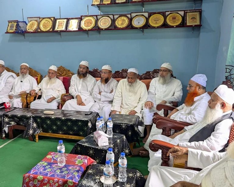 হেফাজত আমিরের আহ্বানে কওমি ঘরানার ৭ দলের ঐতিহাসিক বৈঠক: ঐক্যবদ্ধ পথচলার বার্তা ও দেশজুড়ে পুনর্বাসনের ডাক