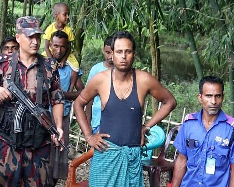 পঞ্চগড় সীমান্তে বাংলাদেশিকে ধরে নিয়ে গেল বিএসএফ, পাল্টা ভারতীয়কে সীমান্তে আটকে রাখলো স্থানীয়রা: পতাকা বৈঠকের আহ্বান